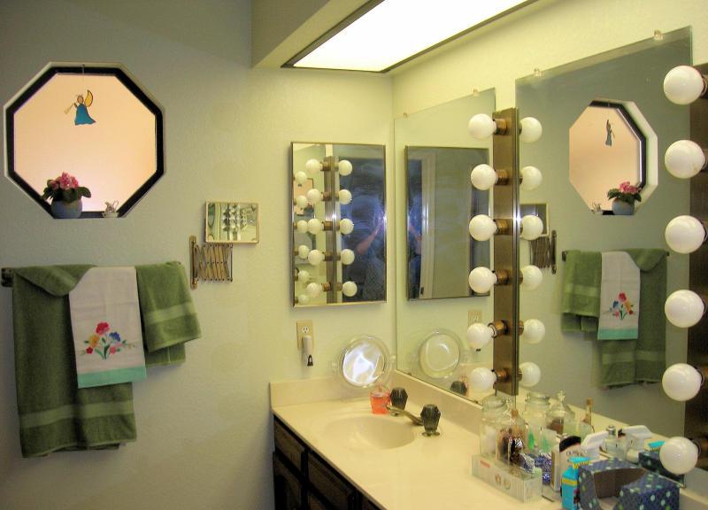vintage original 1984 bathroom Hollywood style make-up round bulbs lighting Mesa Arizona home house for sale photo