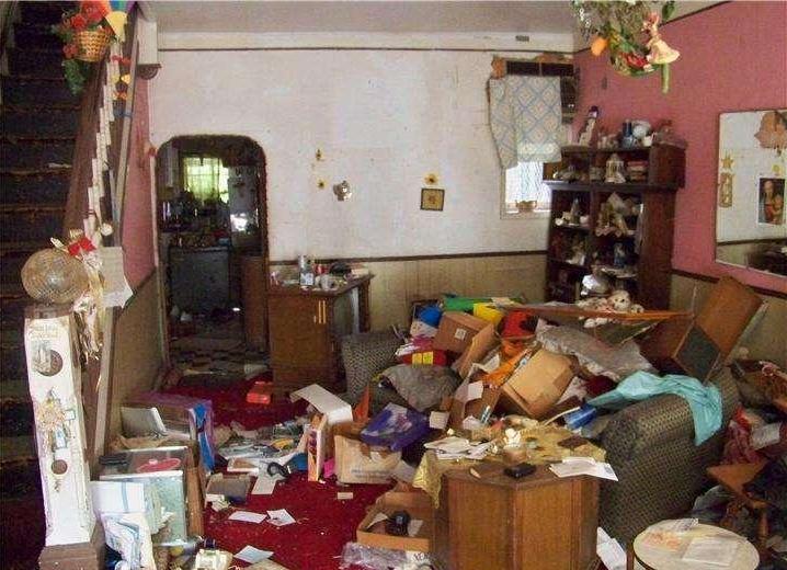 very messy cluttered junk chaotic poor bad home staging Philadelphia Pennsylvania house for sale photo hoarding