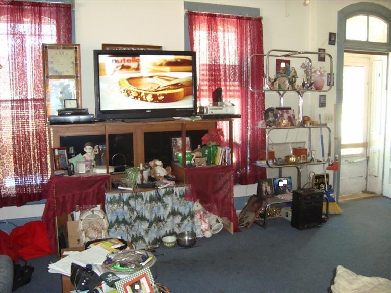 cluttered disorganized messy living room poor bad home staging Marshalltown Iowa house for sale