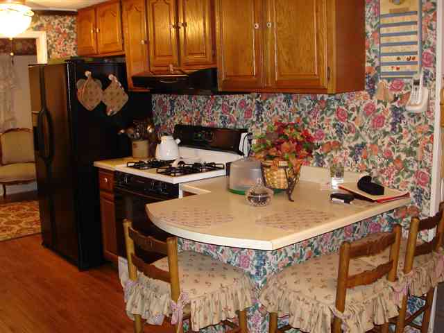 flowery wallpaper kitchen ugly tacky décor shabby chic New York home house
