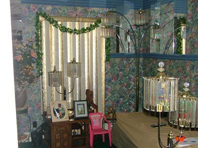 tacky ugly décor wallpaper lamps poor home staging Dayton Ohio house photo