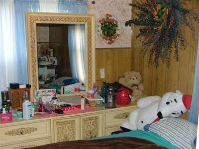 tacky ugly dresser décor bedroom stuffed animals poor home staging Dayton Ohio house