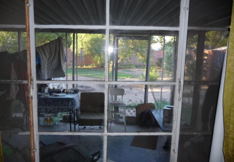 cluttered messy disorganized patio old original vintage casement windows poor bad home staging Phoenix Arizona house for sale photo