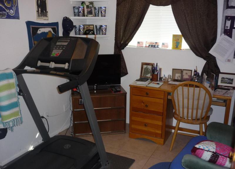 cluttered bedroom Afghan blanket poor home staging Glendale Arizona house for sale real estate photo